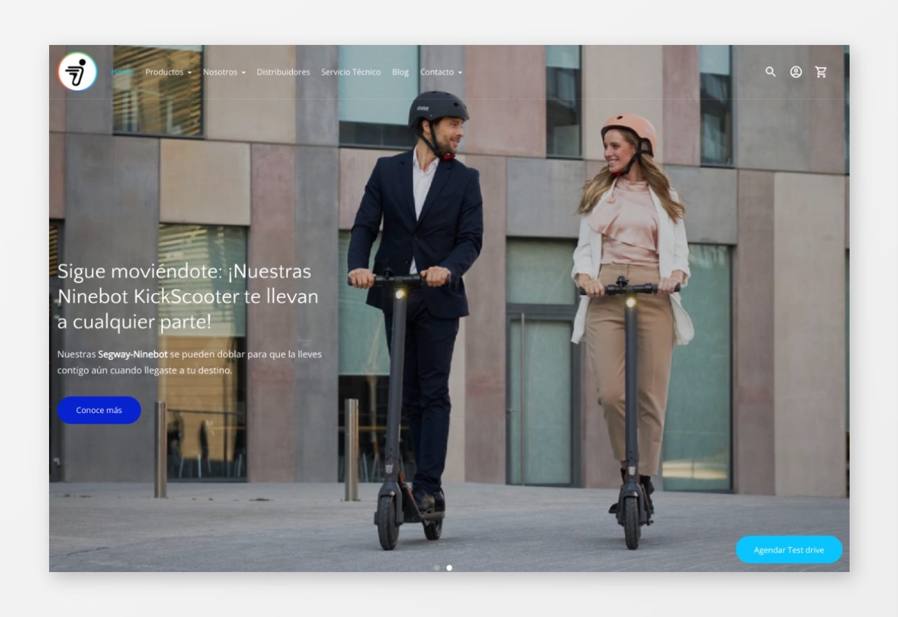 mujer y hombre usando segway