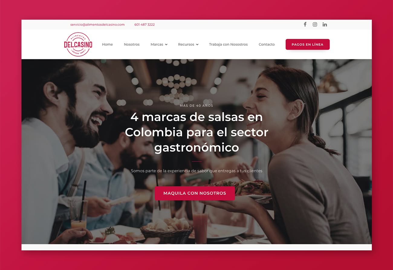 Mujer comiendo con amigos